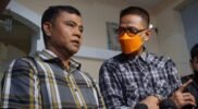 Ayah Vanessa Angel, Doddy Sudrajat (kanan) memberikan keterangan pada media, di rumah duka, di Kembangan, Jakarta Barat, Kamis (4/11). Foto: Jamal Ramadhan/kumparan